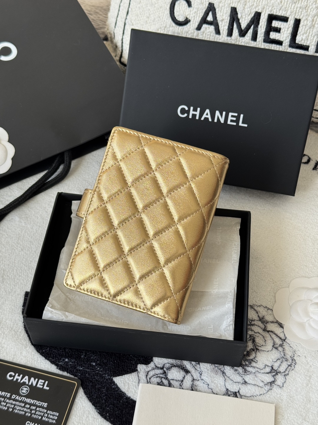 Chanel 新色上架中小香多功能护照夹