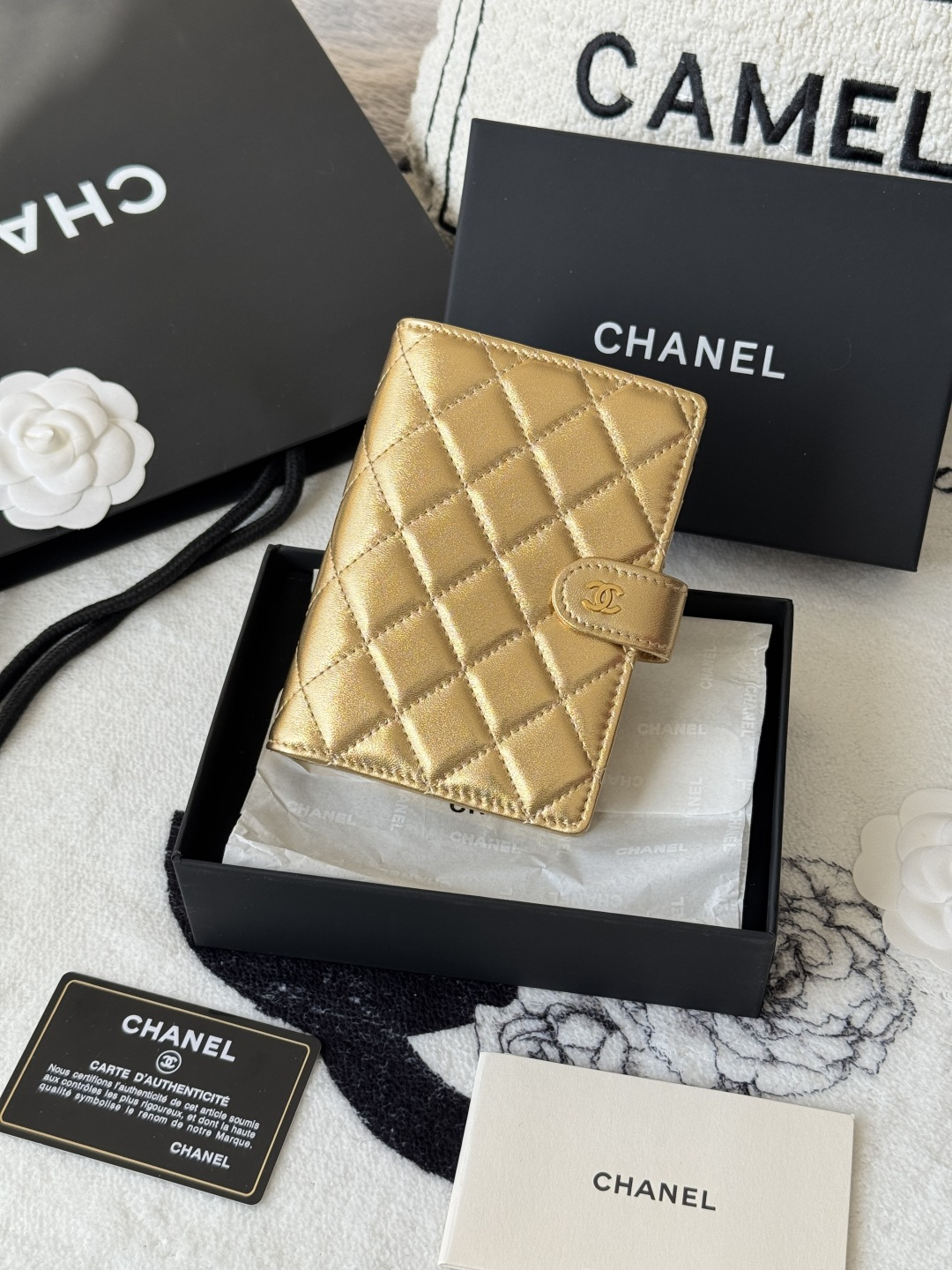 NO:619005,New colors are on the shelves. CHANEL multifunctional passport holder made of lambskin. Two-in-one wallet. Notebook. Credit card slot. This design may also enter the classic series in the future. Style number A96066. Original quality!  The details are so beautiful, the size is 15*10*3cm., Chanel wallet, chanel, chanel, wallets, sheepskin19860909新色 上架中 CHANEL 多功能护照夹 小羊皮制作 二合一钱包 笔记本 信用卡卡位 这款设计以后也可能进入经典系列 款号A96066 原单品质！细节美到淋漓尽致、 尺寸15*10*3cm.,香奈儿钱包,chanel,chanel,wallets,sheepskin,Bag