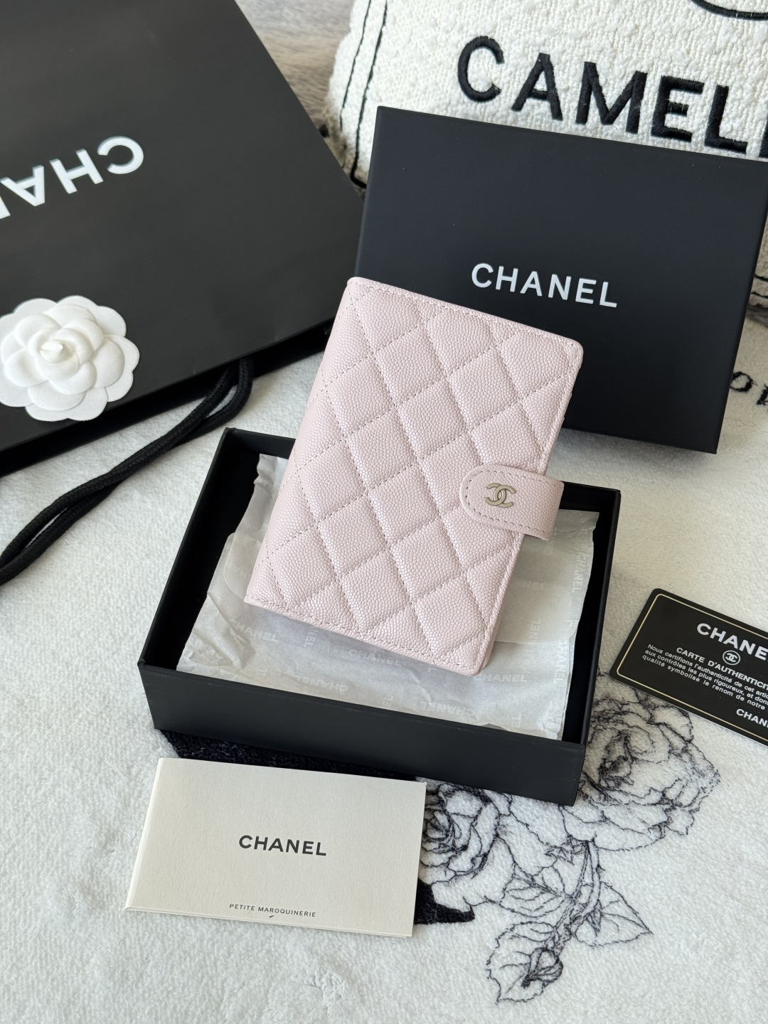 NO:618975,New colors are on the shelves. CHANEL multifunctional passport holder made of caviar cowhide. Two-in-one wallet. Notebook. Credit card slot. This design may also enter the classic series in the future. Style number A96066. Original quality!  The details are so beautiful, the size is 15*10*3cm., Chanel wallet, chanel, chanel, wallets, cowhide19860909新色 上架中 CHANEL 多功能护照夹 鱼子酱牛皮 制作 二合一钱包 笔记本 信用卡卡位 这款设计以后也可能进入经典系列 款号A96066 原单品质！细节美到淋漓尽致、 尺寸15*10*3cm.,香奈儿钱包,chanel,chanel,wallets,cowhide,Bag