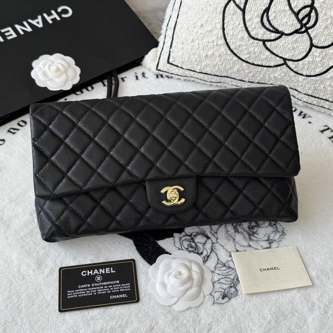 NO:618982,Xiaoxiang Chanel Original Caviar Clutch Cowhide This clutch is made to show the fashion style. There is a pocket on the back. The comfortable sheepskin is combined with the classic V grid, and the unique flip design, the overall shape is perfectly integrated. It combines the charm of fashion and elegance. Size 29x14.5cm No. 9866, Chanel wallet, chanel, chanel, wallets, cowhide, sheepskin19860909小香 chanel 原单鱼子酱手包 牛皮 制作这款手包演绎时尚风格 后面有口袋 手感舒适的羊皮结合经典V格, 与独特的翻盖设计,整体造型完美融合. 兼并时尚与高雅的魅力. 尺寸29x14.5cm  编号9866,香奈儿钱包,chanel,chanel,wallets,cowhide,sheepskin,Bag