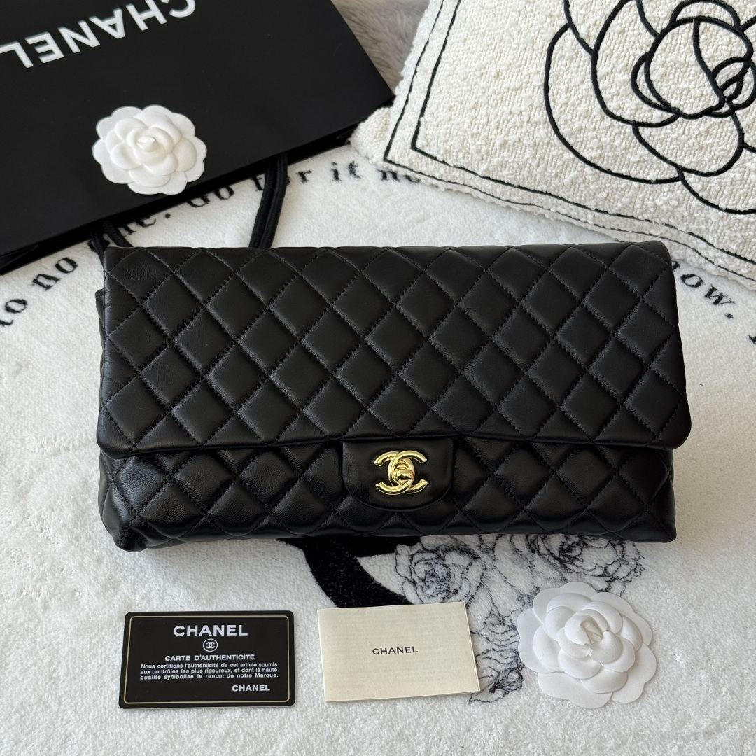 NO:618986,Xiaoxiang chanel original sheepskin handbag lambskin. This handbag is made to show fashion style. There is a pocket on the back. The comfortable sheepskin is combined with the classic V grid, and the unique flip design, the overall shape is perfectly integrated. It combines the charm of fashion and elegance. Size 29x14.5cm No. 9866, Chanel wallet, chanel, chanel, wallets, sheepskin19860909小香 chanel 原单羊皮手包 小羊皮 制作这款手包演绎时尚风格 后面有口袋 手感舒适的羊皮结合经典V格, 与独特的翻盖设计,整体造型完美融合. 兼并时尚与高雅的魅力. 尺寸29x14.5cm  编号9866,香奈儿钱包,chanel,chanel,wallets,sheepskin,Bag