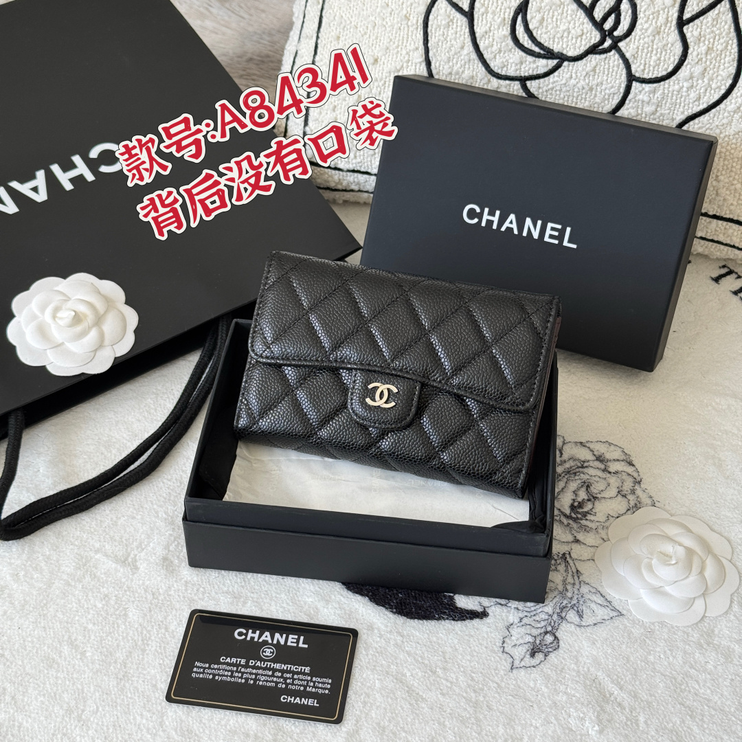 NO:619011,Classic mid-length style with no pockets on the back. Tri-fold wallet. Made of imported caviar ball-grained cowhide. Style number A84341. Complete storage function. Classic work. Imported ball-grained cowhide. Medium-sized small tri-fold wallet developed from the original version. It feels soft, comfortable and refined. Size 15x11x3.5cm, Chanel wallet, chanel, wallets, cowhide19860909经典中长款 背后没有口袋 三折钱包 进口鱼子酱球纹牛皮制作 款号A84341收纳功能齐全 经典作品进口球纹牛皮 中款小三折钱包对原版开发手感柔软舒适精致 尺寸15x11x3.5cm,香奈儿钱包,chanel,wallets,cowhide,Bag