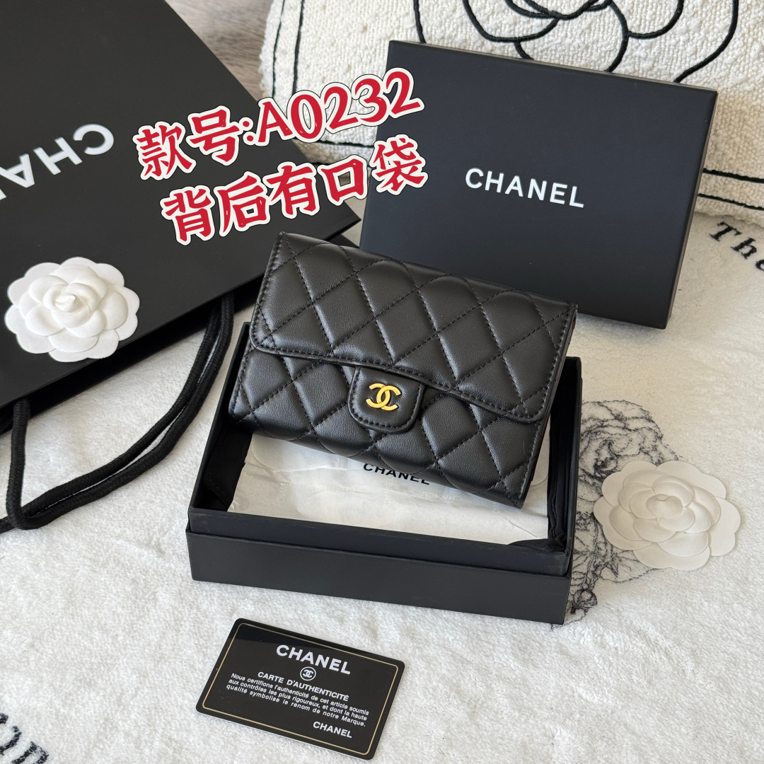 NO:619022,Classic mid-length style with coin pocket on the back. Tri-fold wallet made of imported lambskin. Hardware pull tag inside. Style number A0232. Complete storage function. Classic work imported lambskin. Medium-sized small tri-fold wallet developed from the original version. It feels soft, comfortable and refined. Size 15x11x3.5cm, Chanel wallet, chanel, wallets, sheepskin.19860909经典中长款 背后有硬币口袋 三折钱包 进口小羊皮 制作 内里五金拉牌 款号A0232 收纳功能齐全 经典作品进口小羊皮 中款小三折钱包对原版开发手感柔软舒适精致 尺寸15x11x3.5cm,香奈儿钱包,chanel,wallets,sheepskin,Bag