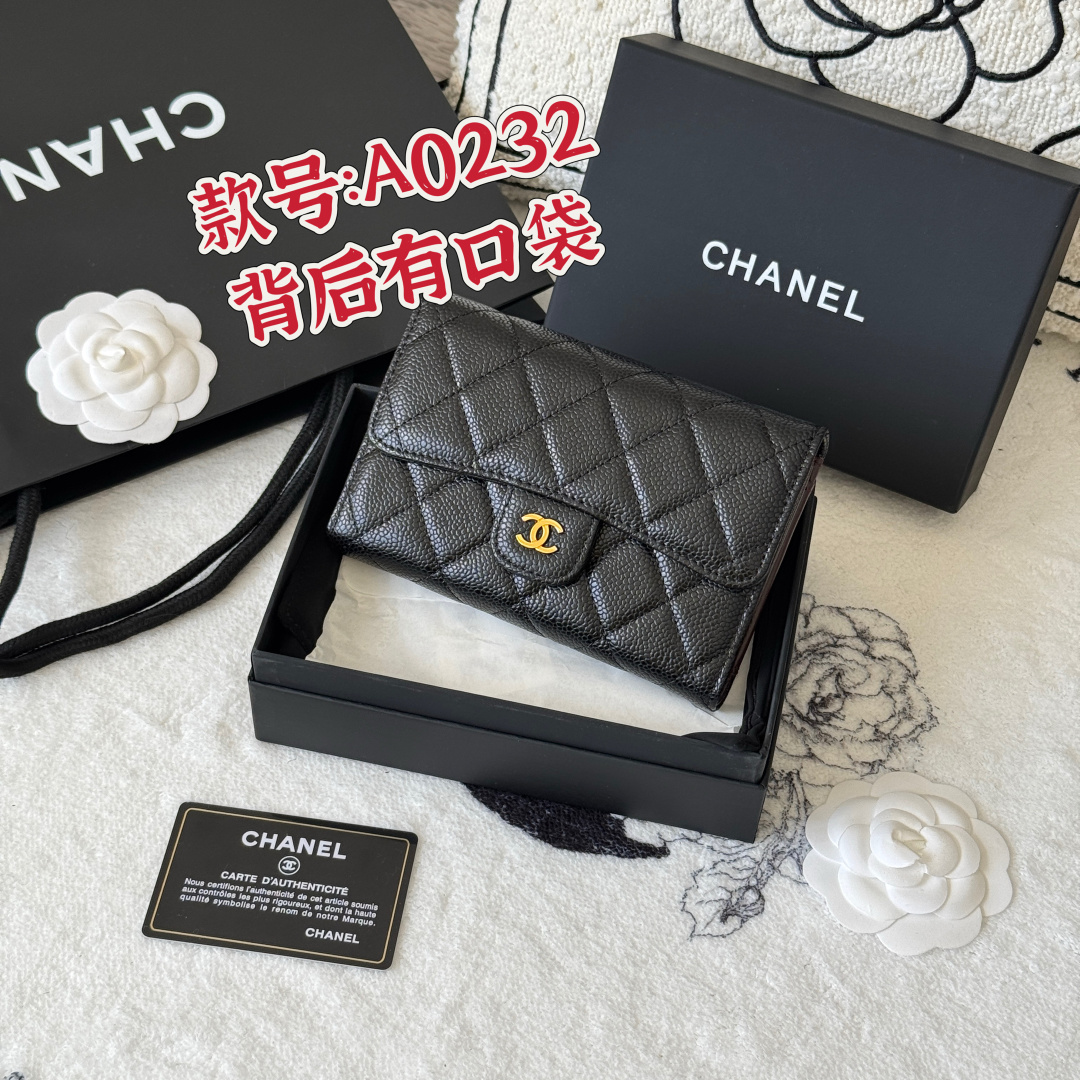 NO:619034,Classic mid-length style with coin pocket on the back. Tri-fold wallet. Made of imported caviar ball-grained cowhide. Style number A0232. Complete storage function. Hardware pull tab inside. Classic work. Imported ball-grained cowhide. Medium size small tri-fold wallet developed from the original version. It feels soft, comfortable and refined. Size 15x11x3.5cm, Chanel wallet, chanel, wallets, cowhide19860909经典中长款 背后有硬币口袋 三折钱包 进口鱼子酱球纹牛皮制作 款号A0232 收纳功能齐全 内里五金拉牌 经典作品进口球纹牛皮 中款小三折钱包对原版开发手感柔软舒适精致 尺寸15x11x3.5cm,香奈儿钱包,chanel,wallets,cowhide,Bag