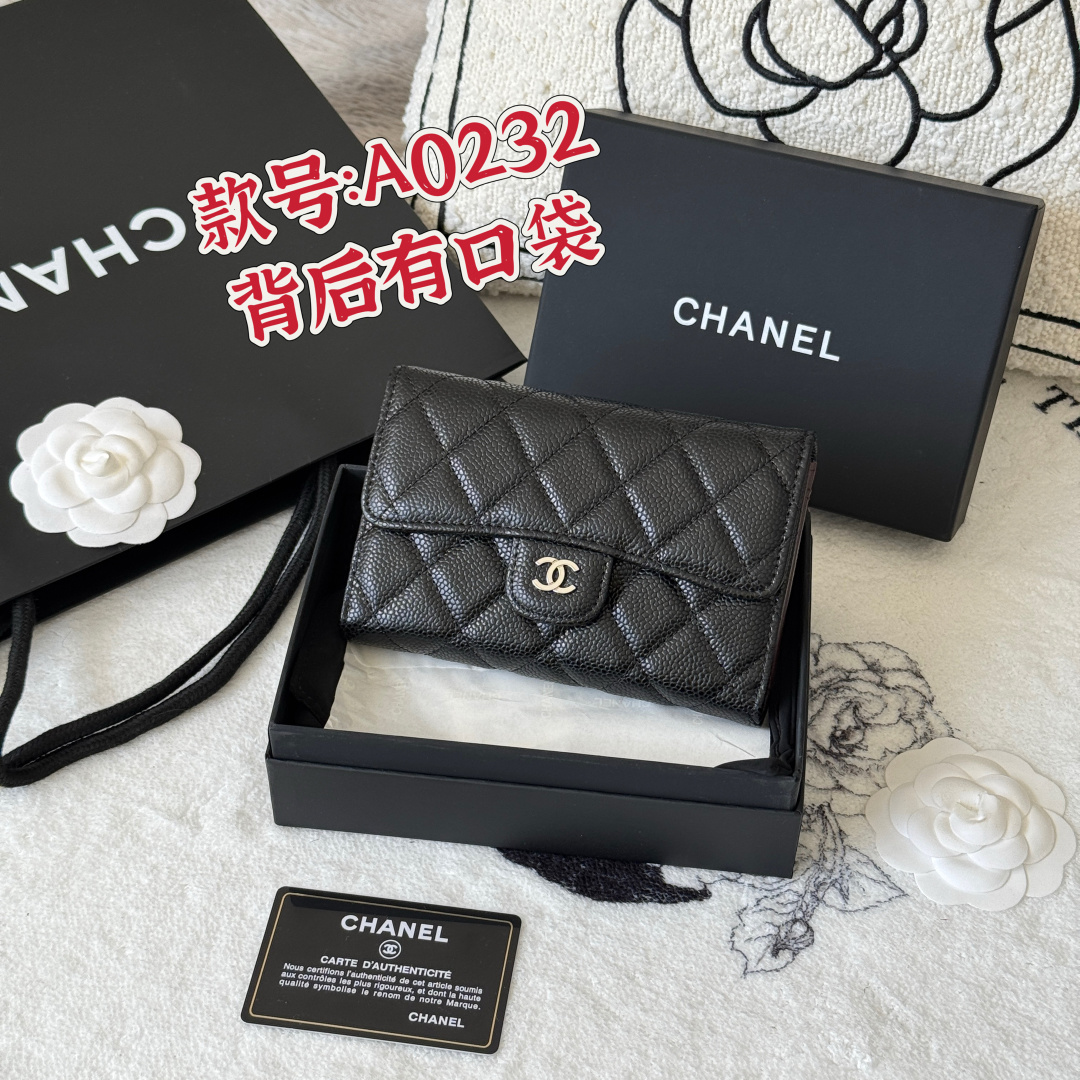 NO:619028,Classic mid-length style with coin pocket on the back. Tri-fold wallet. Made of imported caviar ball-grained cowhide. Style number A0232. Complete storage function. Hardware pull tag inside. Classic work. Imported ball-grained cowhide. Medium-sized small tri-fold wallet developed from the original version. It feels soft, comfortable and refined. Size 15x11x3.5cm, Chanel wallet, chanel, wallets, cowhide19860909经典中长款 背后有硬币口袋 三折钱包 进口鱼子酱球纹牛皮制作 款号A0232收纳功能齐全 内里五金拉牌 经典作品进口球纹牛皮 中款小三折钱包对原版开发手感柔软舒适精致 尺寸15x11x3.5cm,香奈儿钱包,chanel,wallets,cowhide,Bag
