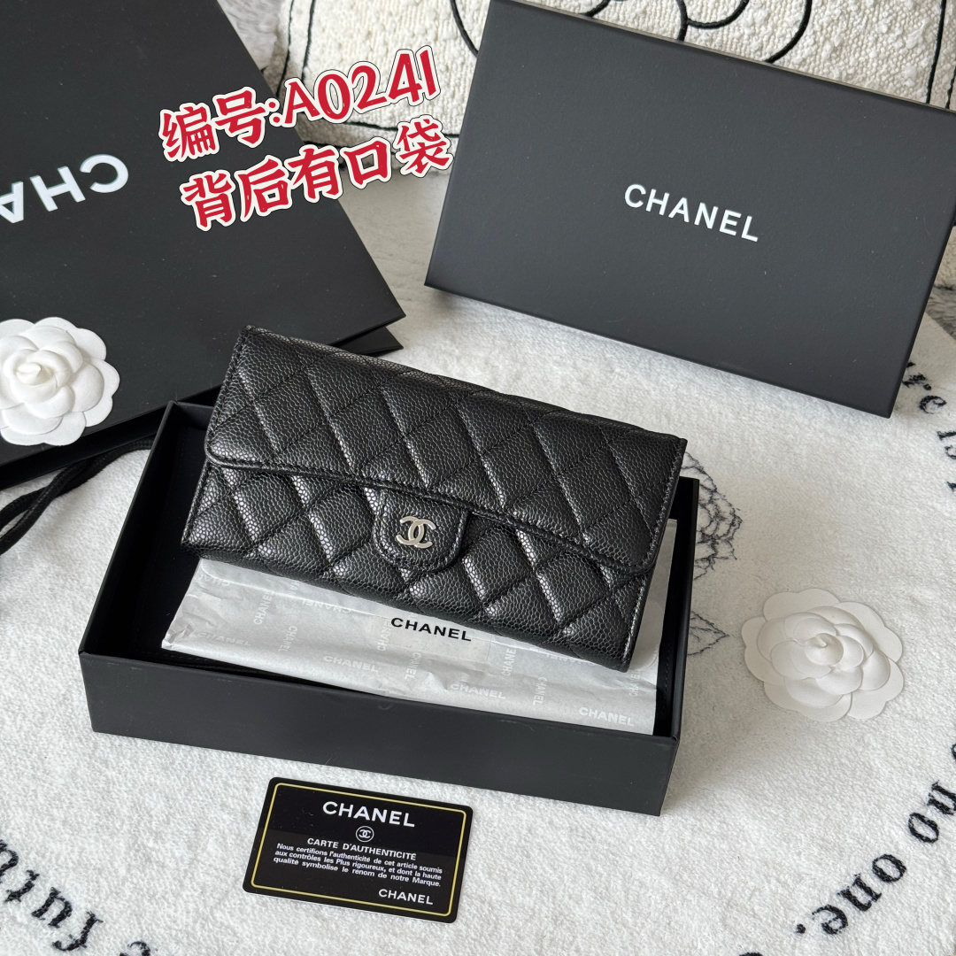 NO:619052,CHANEL classic cf long wallet has arrived!  Made of ball-grained cowhide, there is a coin pocket on the back and a hardware pull tag inside. It is easy and quick to store and very attractive!  The bright gold and bright silver hardware is very fashionable. The wallet has a large capacity and can hold a Plus mobile phone. It also has many card slots, which is suitable for those who have a lot of cards!  Style No. A0241 Size 10.5*19.*3cm, Chanel wallet, chanel, chanel, wallets, cowhide19860909CHANEL 经典cf长款钱包到货！ 球纹牛皮 制作 背后有硬币口袋 内里五金拉牌 收纳方便快捷 非常耐看！亮金与亮银五金非常时髦 而且钱包容量很大可以放下一部plus手机卡位也多适合卡片很多的亲！ 款号A0241 尺寸10.5*19.*3cm,香奈儿钱包,chanel,chanel,wallets,cowhide,Bag