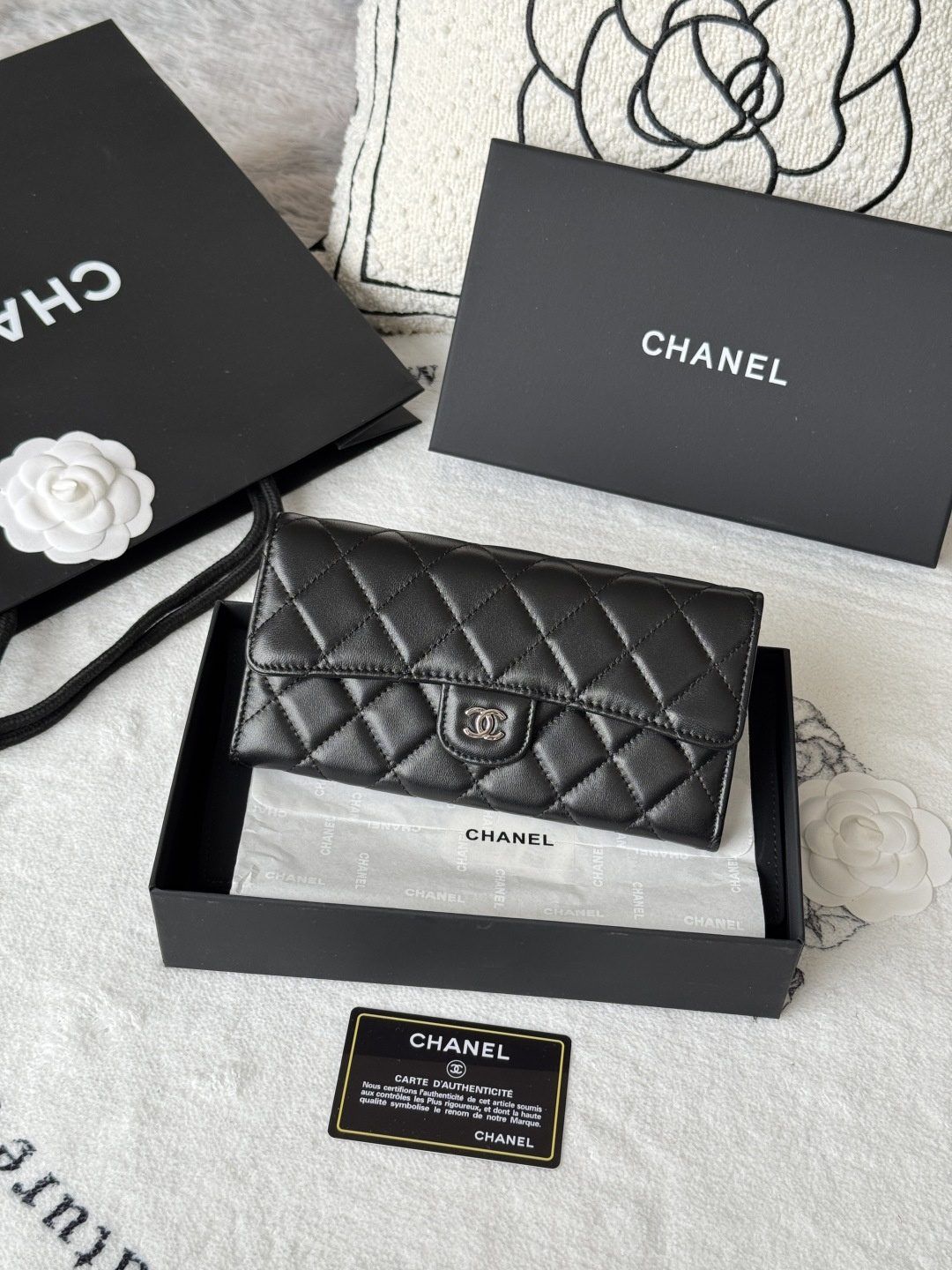 NO:619069,CHANEL classic cf long wallet has arrived!  Made of imported lambskin rhombus, there is no coin pocket on the back, and there is a sheepskin pull tag inside. It is easy and quick to store and very attractive!  The bright gold and bright silver hardware is very fashionable. The wallet has a large capacity and can hold a Plus mobile phone. It also has many card slots, which is suitable for those who have a lot of cards!  Style No. A80758 Size 10.5*19.*3cm, Chanel wallet, chanel, chanel, wallets, sheepskin19860909CHANEL 经典cf长款钱包到货！ 进口小羊皮菱格 制作 背后没有硬币口袋 内里羊皮拉牌 收纳方便快捷 非常耐看！亮金与亮银五金非常时髦 而且钱包容量很大可以放下一部plus手机卡位也多适合卡片很多的亲！ 款号A80758 尺寸10.5*19.*3cm,香奈儿钱包,chanel,chanel,wallets,sheepskin,Bag