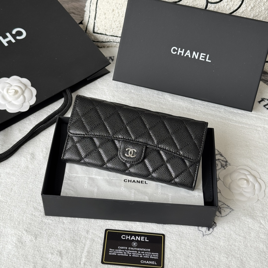 NO:619017,CHANEL classic cf long wallet has arrived!  Made of imported caviar ball-grain cowhide rhombus. There is no coin pocket on the back. There is a Pila card on the inside. It is convenient and quick to store. It is very attractive!  The bright gold and bright silver hardware is very fashionable. The wallet has a large capacity and can hold a Plus mobile phone. It also has many card slots, which is suitable for those who have a lot of cards!  Style No. A80758 Size 10.5*19.*3cm, Chanel wallet, chanel, chanel, wallets, cowhide19860909CHANEL 经典cf长款钱包到货！ 进口鱼子酱球纹牛皮菱格 制作 背后没有硬币口袋 内里皮拉牌 收纳方便快捷 非常耐看！亮金与亮银五金非常时髦 而且钱包容量很大可以放下一部plus手机卡位也多适合卡片很多的亲！ 款号A80758 尺寸10.5*19.*3cm,香奈儿钱包,chanel,chanel,wallets,cowhide,Bag
