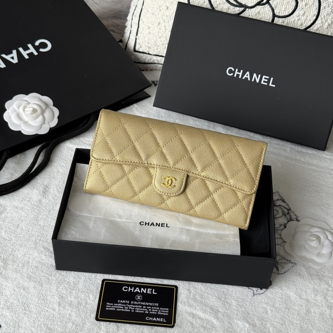 NO:619029,CHANEL classic cf long wallet has arrived!  Made of imported caviar cowhide rhombus, there is no coin pocket on the back, and there is a Pila card on the inside. It is easy and quick to store and very attractive!  The bright gold and bright silver hardware is very fashionable. The wallet has a large capacity and can hold a Plus mobile phone. It also has many card slots, which is suitable for those who have a lot of cards!  Style No. A80758 Color Series Size 10.5*19.*3cm, Chanel wallet, chanel, chanel, wallets, cowhide19860909CHANEL 经典cf长款钱包到货！ 进口鱼子酱牛皮菱格 制作 背后没有硬币口袋 内里皮拉牌 收纳方便快捷 非常耐看！亮金与亮银五金非常时髦 而且钱包容量很大可以放下一部plus手机卡位也多适合卡片很多的亲！ 款号A80758 彩色系列 尺寸10.5*19.*3cm,香奈儿钱包,chanel,chanel,wallets,cowhide,Bag