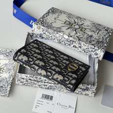 P护照夹这款护照套实用而高雅。采用米色和黑色 Oblique 印花面料精心制作,正面饰以 Dior 标志 P护照夹这款护照套实用而高雅。采用米色和黑色 Oblique 印花面料精心制作,正面饰以 Dior 标志