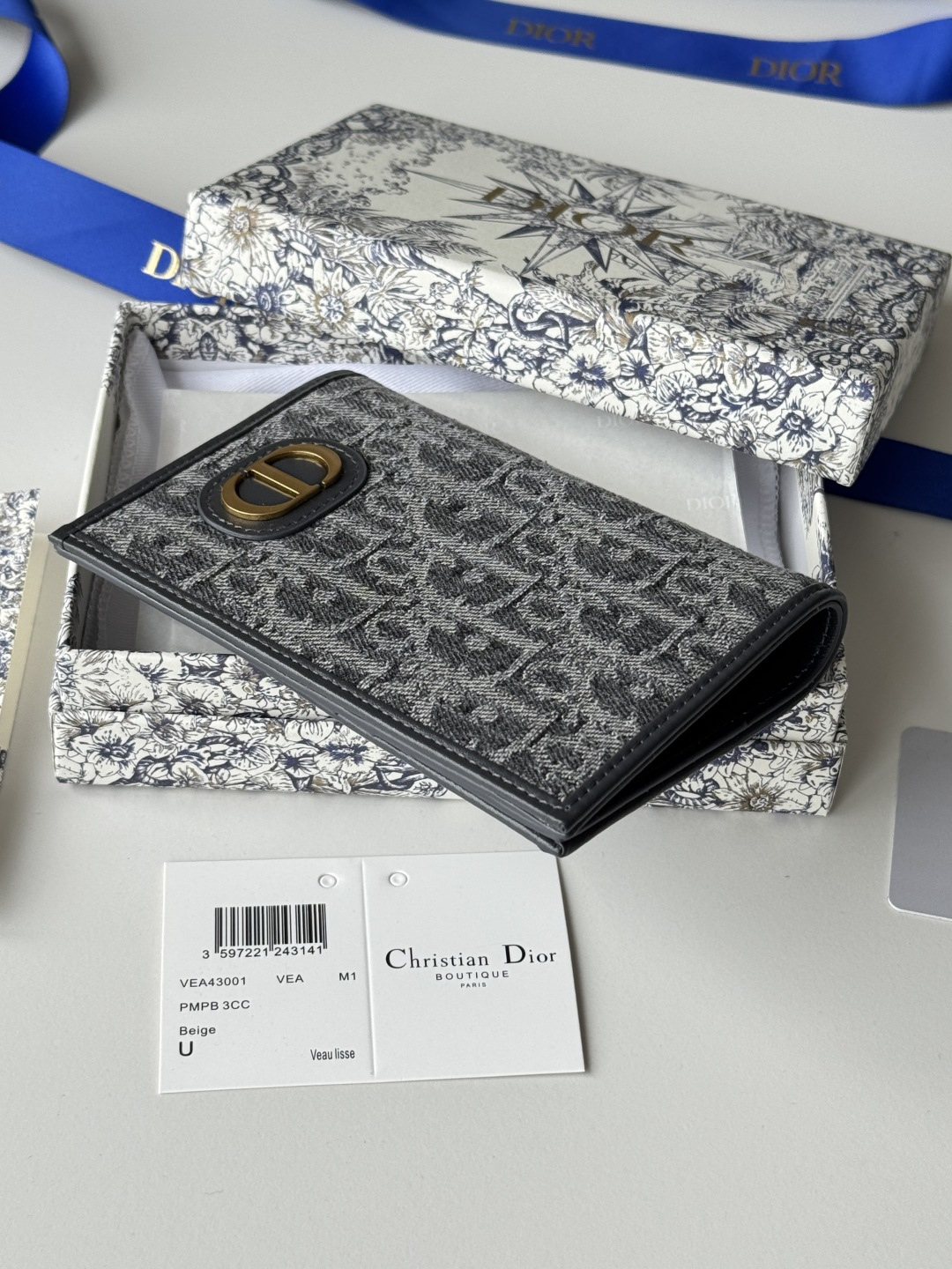 P护照夹这款护照套实用而高雅。采用米色和黑色 Oblique 印花面料精心制作，正面饰以 Dior 标志