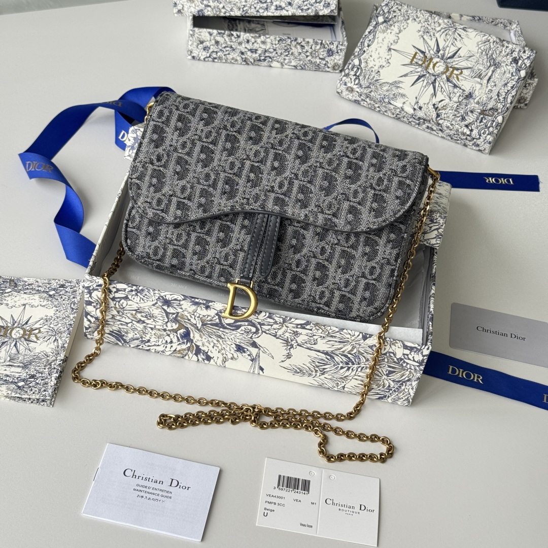NO:619025,This saddle chain handbag has smooth and harmonious lines, making it a fashionable and practical item. Carefully crafted from blue Denim Dior Oblique jacquard fabric, the classic Dior pattern is reinterpreted with an irregular stonewash effect to highlight the fashionable style. It is equipped with an asymmetric flap and a metal stirrup D-shaped charm with antique gold finish. The spacious internal compartment can store a variety of daily necessities, and it can be worn on the shoulder or cross-body with a chain. It can be easily matched with other saddle series items. Flap closure  No.: S5907CTZQ_M928 Front stirrup D-shaped pendant 1 compartment 6 card slots 1 slip pocket - No. S5097 Dimensions: 21.5x12.5x3.7 cm (LxHxW) Can store 1 mobile phone, 1 card holder and lipstick Chain length: 118 cm  Length from the top of the chain to the top of the bag: 57 cm Weight: about 280 grams, Dior wallet, dior, dior, wallets19860909这款马鞍链条手袋线条流畅协调,是一款时尚且实用的单品.采用蓝色Denim Dior Oblique 提花面料精心制作,以不规则的石洗效果焕新演绎经典的Dior图案,彰显时髦风范,搭配不对称翻盖和复古金色饰面金属马镫D形吊饰.宽敞的内部隔层可收纳各种日常用品,搭配链条,便于肩背或斜挎.可与其他马鞍系列单品轻松搭配. 翻盖开合 编号:S5907CTZQ_M928 正面马镫 D 形吊饰1个隔层6个卡槽1个插袋-编号S5097 尺寸:21.5x12.5x3.7厘米(长x高x宽)可收纳1部手机、1个卡夹和唇膏链条长度:118 厘米 链条顶端至手袋顶端长度:57厘米重量:约280克,迪奥钱包,dior,dior,wallets,Bag