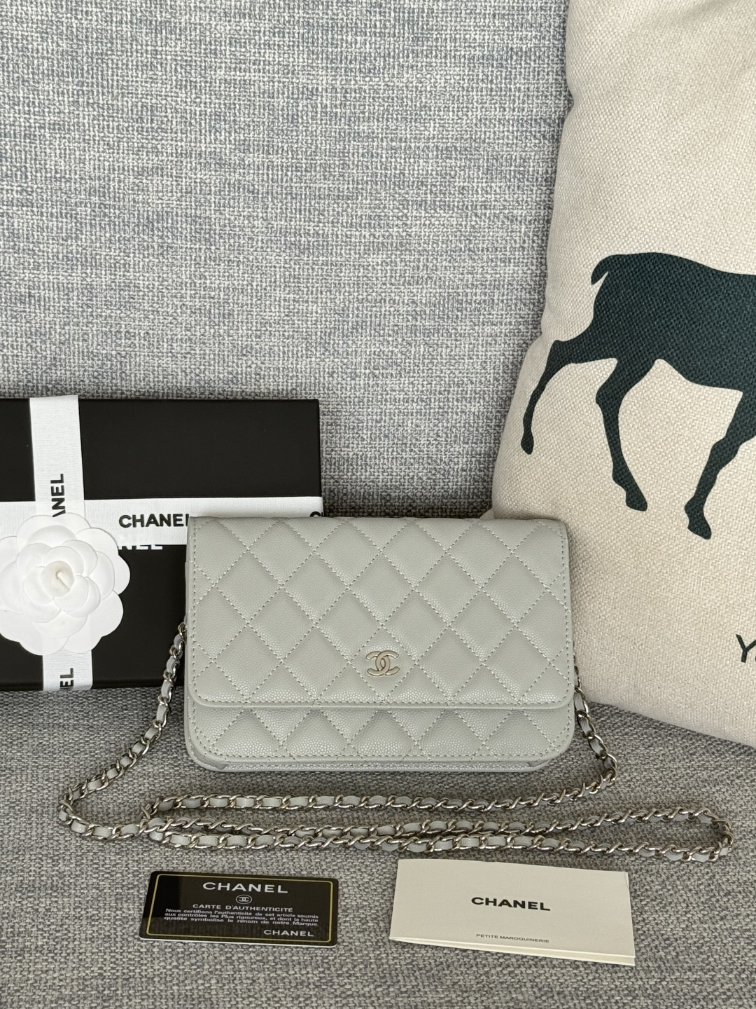 NO:813269,Newly added gray caviar, number A, caviar C, entry-level classic model (magnetic buckle), imported cowhide, specially supplied with caviar grain embossed calfskin. Classic rhombus and leather-clad metal chain. The appearance is the same as the previous classic WOC. The difference is that the inner zipper has become metal, and the snap buckle has also become a more convenient magnet buckle. It is a super upgraded design ~ size 19cm, color as shown in the picture, chanel wallet, chanel, wallets, cowhide19860909新增 灰色鱼子酱 编号A鱼子酱 C 入门经典款（磁吸扣）牛皮进口渠道特供鱼子酱颗粒压花小牛皮 经典菱格与皮穿金属链的经典设计 外观与之前的经典Woc一样 不同是内里的拉链变成金属 按扣也变成了更加方便的磁铁吸扣 是超级赞的升级设计呢～尺寸19cm 颜色如图所示,chanel钱包,chanel,wallets,cowhide,Wallet purse