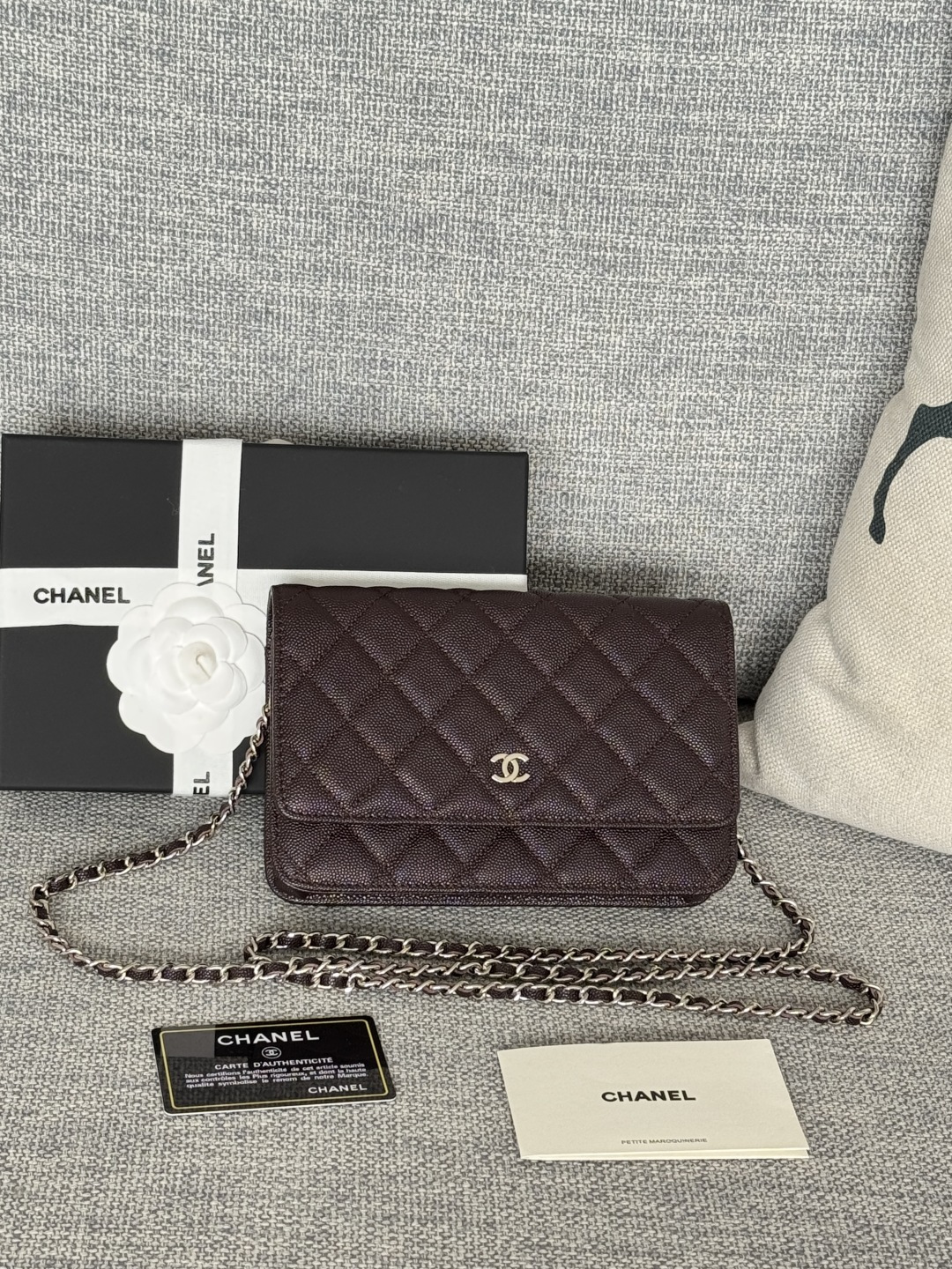 NO:813272,New brown caviar number A caviar C entry-level classic model (magnetic buckle) cowhide imported channel special supply caviar grain embossed calfskin classic rhombus and leather metal chain classic design The appearance is the same as the previous classic Woc. The difference is that the inner zipper becomes metal and the snap buckle becomes a more convenient magnet buckle. It is a super upgraded design ~ size 19cm color as shown in the picture, chanel wallet, chanel, wallets, cowhide19860909新增 咖啡色 鱼子酱 编号A鱼子酱 C 入门经典款（磁吸扣）牛皮进口渠道特供鱼子酱颗粒压花小牛皮 经典菱格与皮穿金属链的经典设计 外观与之前的经典Woc一样 不同是内里的拉链变成金属 按扣也变成了更加方便的磁铁吸扣 是超级赞的升级设计呢～尺寸19cm 颜色如图所示,chanel钱包,chanel,wallets,cowhide,Wallet purse