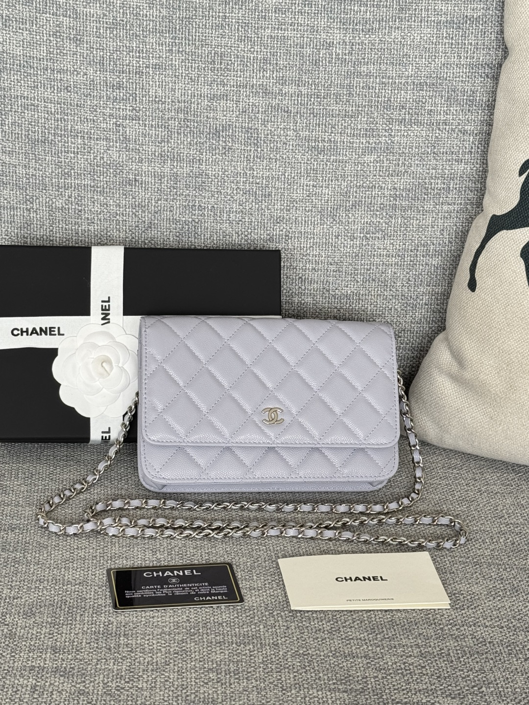 NO:813275,Newly added light purple caviar, number A, caviar C, entry-level classic model (magnetic buckle), imported cowhide, specially supplied with caviar grain embossed calfskin, classic rhombus and leather-clad metal chain design, the same appearance as the previous classic WOC. The difference is that the inner zipper has become metal, and the snap buckle has also become a more convenient magnet buckle. It is a super upgraded design ~ size 19cm, color as shown in the picture, chanel wallet, chanel, wallets, cowhide19860909新增 浅紫色鱼子酱 编号A鱼子酱 C 入门经典款（磁吸扣）牛皮进口渠道特供鱼子酱颗粒压花小牛皮 经典菱格与皮穿金属链的经典设计 外观与之前的经典Woc一样 不同是内里的拉链变成金属 按扣也变成了更加方便的磁铁吸扣 是超级赞的升级设计呢～尺寸19cm 颜色如图所示,chanel钱包,chanel,wallets,cowhide,Wallet purse