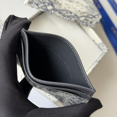 P卡夹提花 料 Oblique 印花编号: S2152这款 30 Montaigne 卡夹精致典雅。采用 P卡夹提花 料 Oblique 印花编号: S2152这款 30 Montaigne 卡夹精致典雅。采用