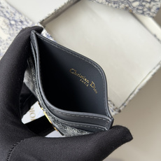 P卡夹提花 料 Oblique 印花编号: S2152这款 30 Montaigne 卡夹精致典雅。采用 P卡夹提花 料 Oblique 印花编号: S2152这款 30 Montaigne 卡夹精致典雅。采用
