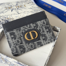 P卡夹提花 料 Oblique 印花编号: S2152这款 30 Montaigne 卡夹精致典雅。采用 P卡夹提花 料 Oblique 印花编号: S2152这款 30 Montaigne 卡夹精致典雅。采用