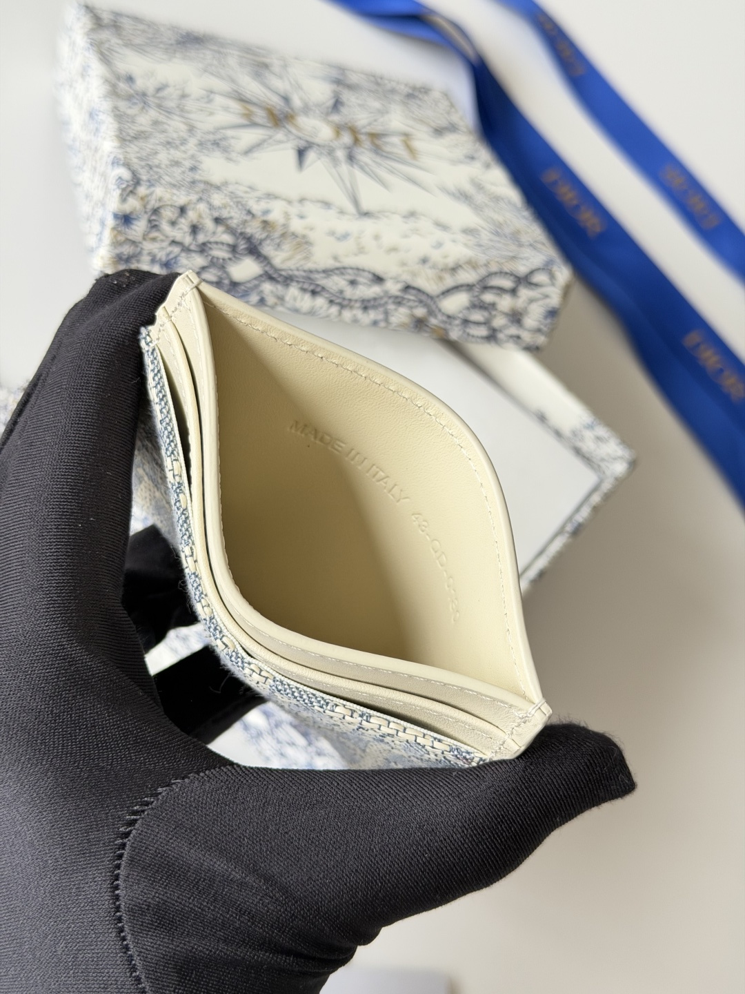 P卡夹提花 料 Oblique 印花编号: S2152这款 30 Montaigne 卡夹精致典雅。采用