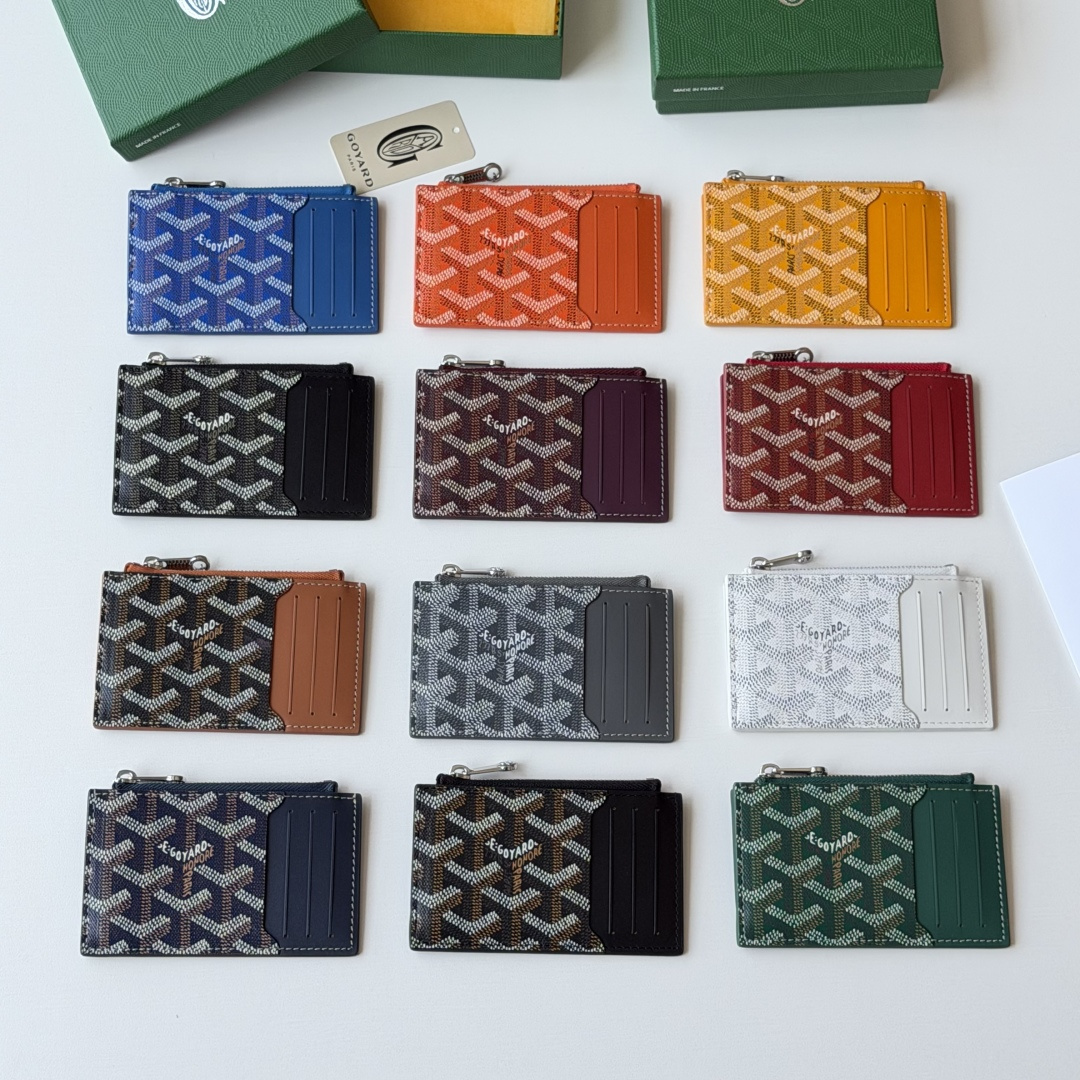 NO:853923,Top original order 3321 combination picture Bourbon is a zipper card holder carefully made of Goyardine canvas and first-layer calfskin. It is both lightweight and functional. It has 3 card slots, a patch pocket and a zipper pocket. It can safely store change. It is exquisite and compact and can be easily put into a pocket or bag. Lining: Goat leather lining Size size12.5×1×8.4cm  No. 3321, Goya wallet, wallets, cowhide, sheepskin19860909顶级原单 3321 组合图 Bourbon是由Goyardine 帆布配头层小牛皮精心制作而成的拉链卡夹 兼具轻便性和功能性 设有3个卡槽,一个贴袋和一个拉链口袋 安全存放零钱,精致小巧可轻松放入口袋或包中. 内衬:山羊皮衬里 尺寸size12.5×1×8.4cm 编号3321,戈雅钱包,wallets,cowhide,sheepskin,欧美剧