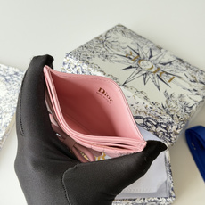 PCD 新品上架 新款🦋蝴蝶结尺寸:11.5*9*2 cm 卡片包 编号:S2064Dior专柜最新款火 PCD 新品上架 新款🦋蝴蝶结尺寸:11.5*9*2 cm 卡片包 编号:S2064Dior专柜最新款火