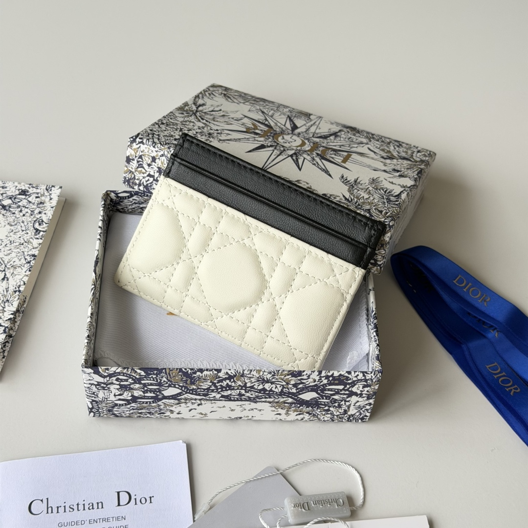 PCD 新品上架 新款🦋蝴蝶结尺寸：11.5*9*2 cm 卡片包 编号：S2064Dior专柜最新款火