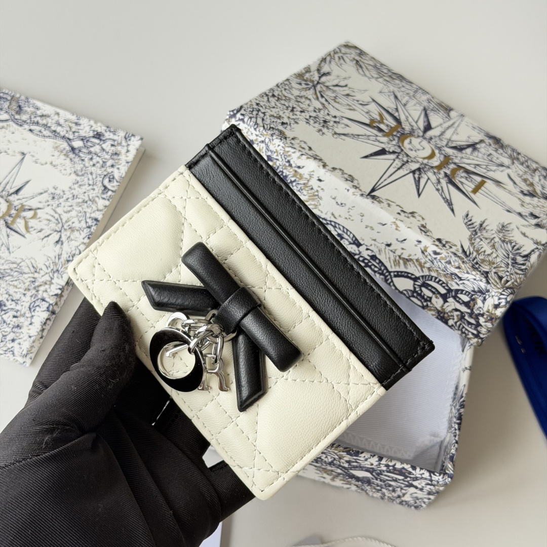 PCD 新品上架 新款🦋蝴蝶结尺寸：11.5*9*2 cm 卡片包 编号：S2064Dior专柜最新款火