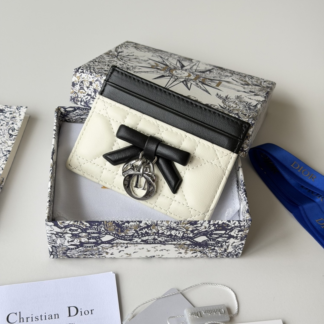 PCD 新品上架 新款🦋蝴蝶结尺寸：11.5*9*2 cm 卡片包 编号：S2064Dior专柜最新款火