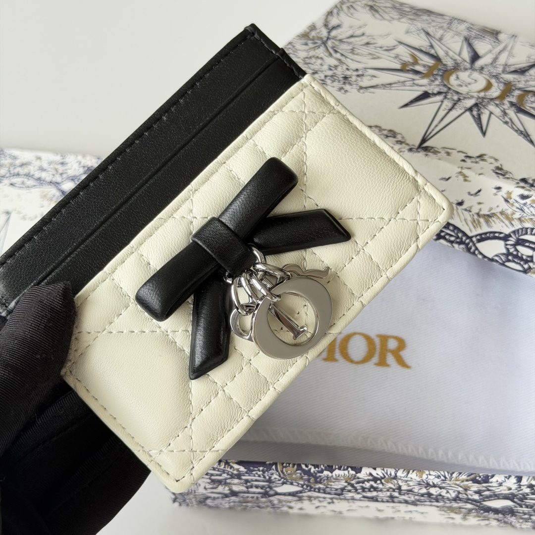 PCD 新品上架 新款🦋蝴蝶结尺寸：11.5*9*2 cm 卡片包 编号：S2064Dior专柜最新款火