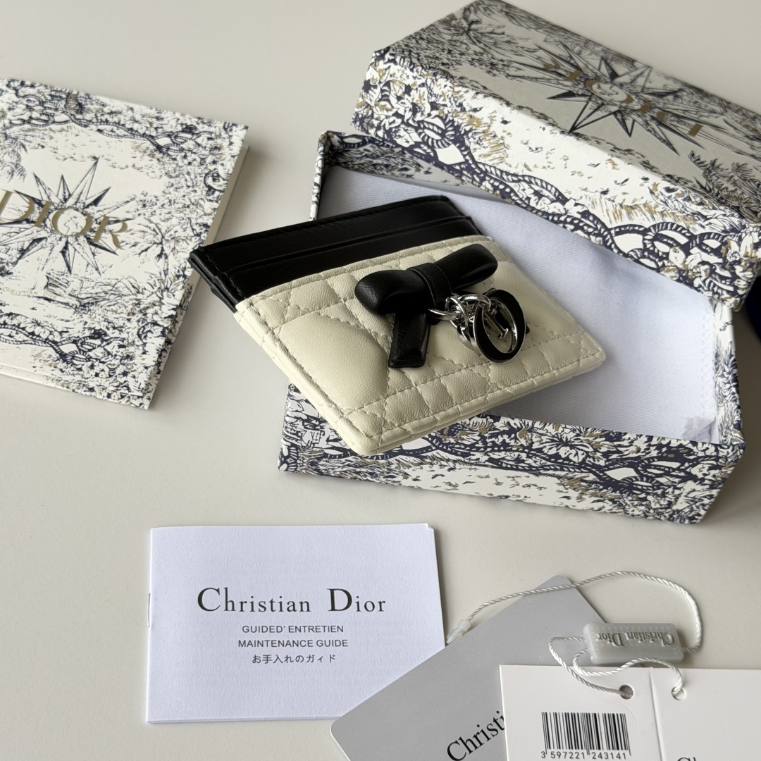PCD 新品上架 新款🦋蝴蝶结尺寸：11.5*9*2 cm 卡片包 编号：S2064Dior专柜最新款火