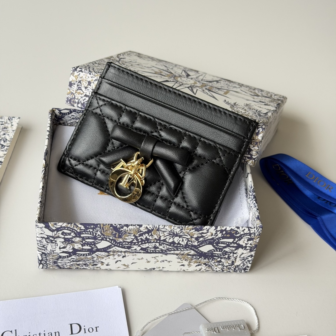 PCD 新品上架 新款🦋蝴蝶结尺寸：11.5*9*2 cm 卡片包 编号：S2064Dior专柜最新款火