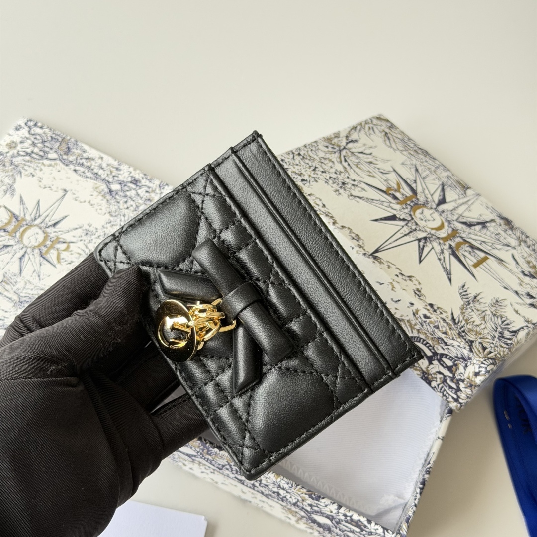PCD 新品上架 新款🦋蝴蝶结尺寸：11.5*9*2 cm 卡片包 编号：S2064Dior专柜最新款火