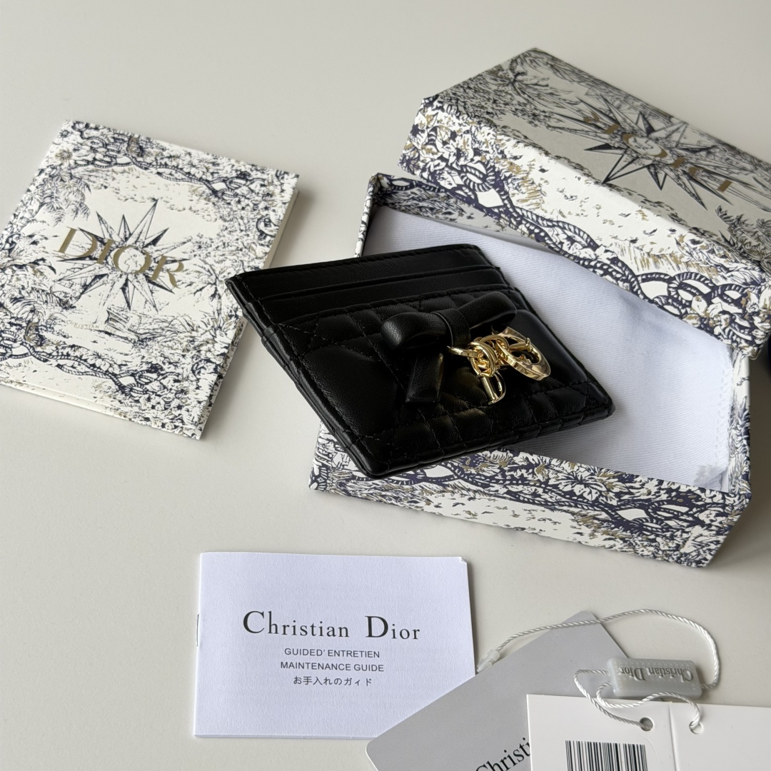 PCD 新品上架 新款🦋蝴蝶结尺寸：11.5*9*2 cm 卡片包 编号：S2064Dior专柜最新款火