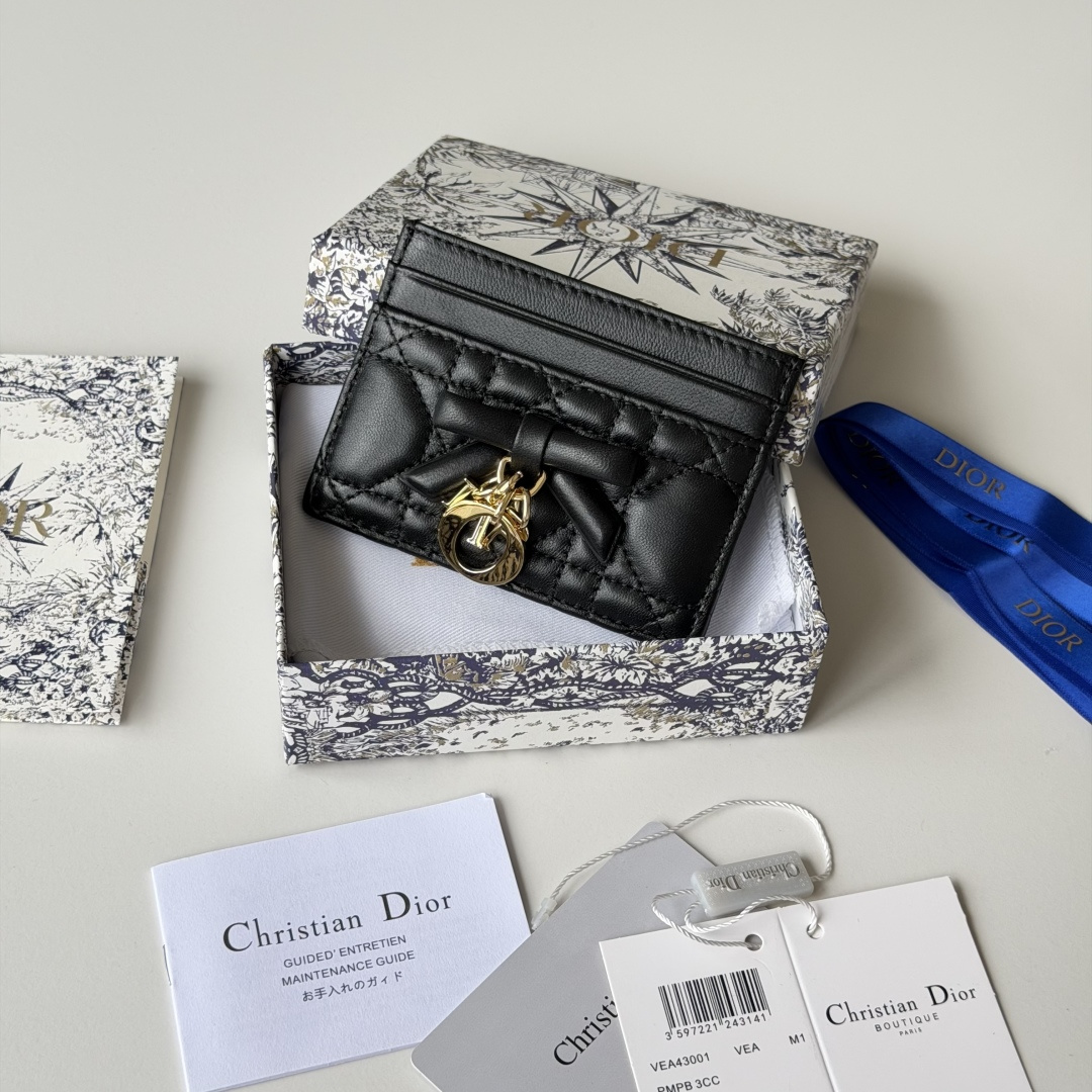 PCD 新品上架 新款🦋蝴蝶结尺寸：11.5*9*2 cm 卡片包 编号：S2064Dior专柜最新款火