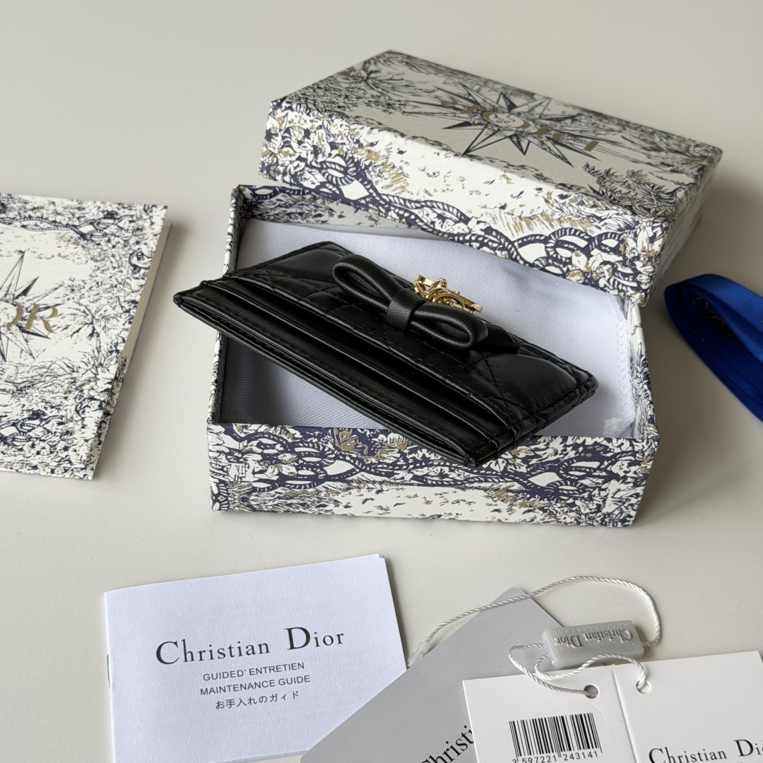 PCD 新品上架 新款🦋蝴蝶结尺寸：11.5*9*2 cm 卡片包 编号：S2064Dior专柜最新款火