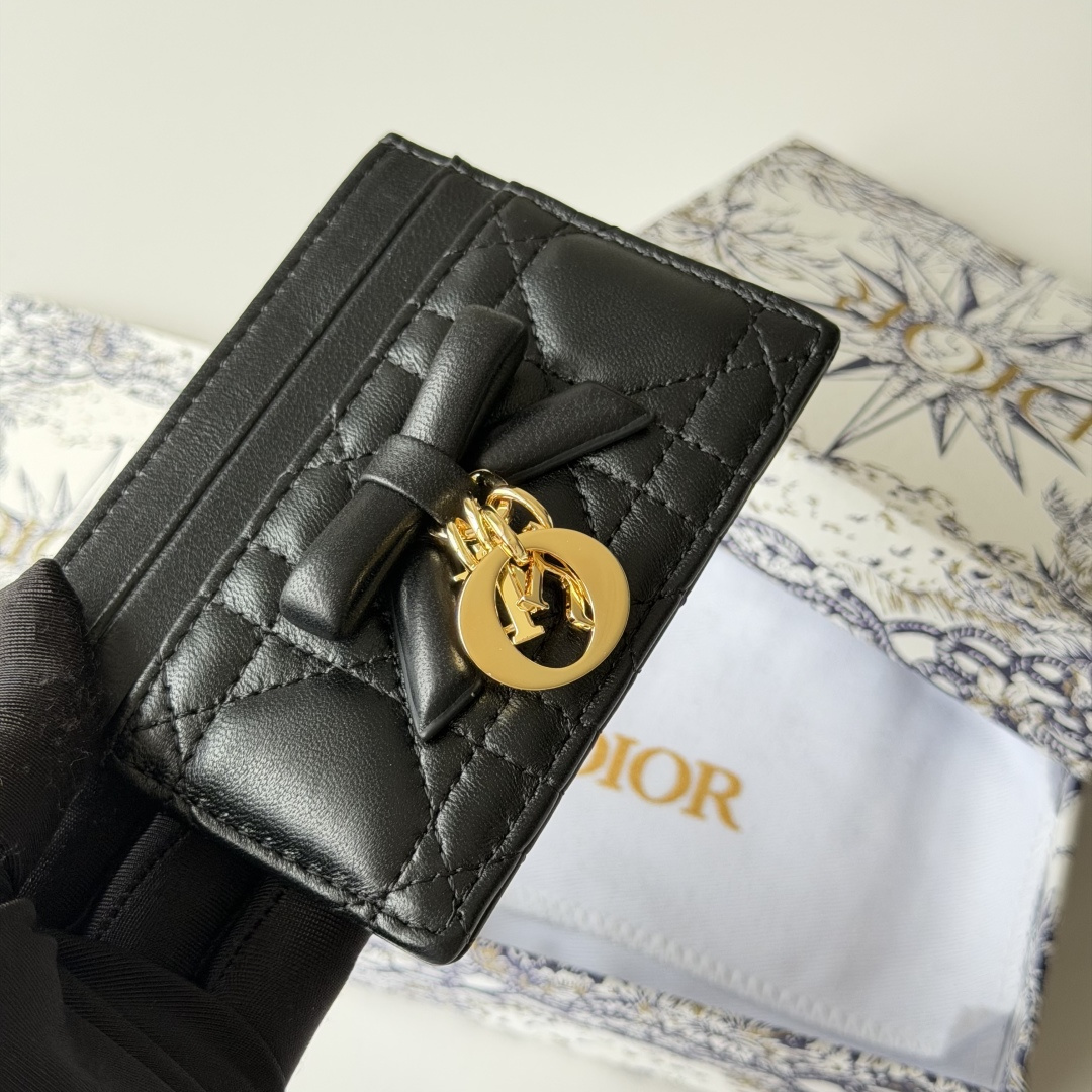 PCD 新品上架 新款🦋蝴蝶结尺寸：11.5*9*2 cm 卡片包 编号：S2064Dior专柜最新款火