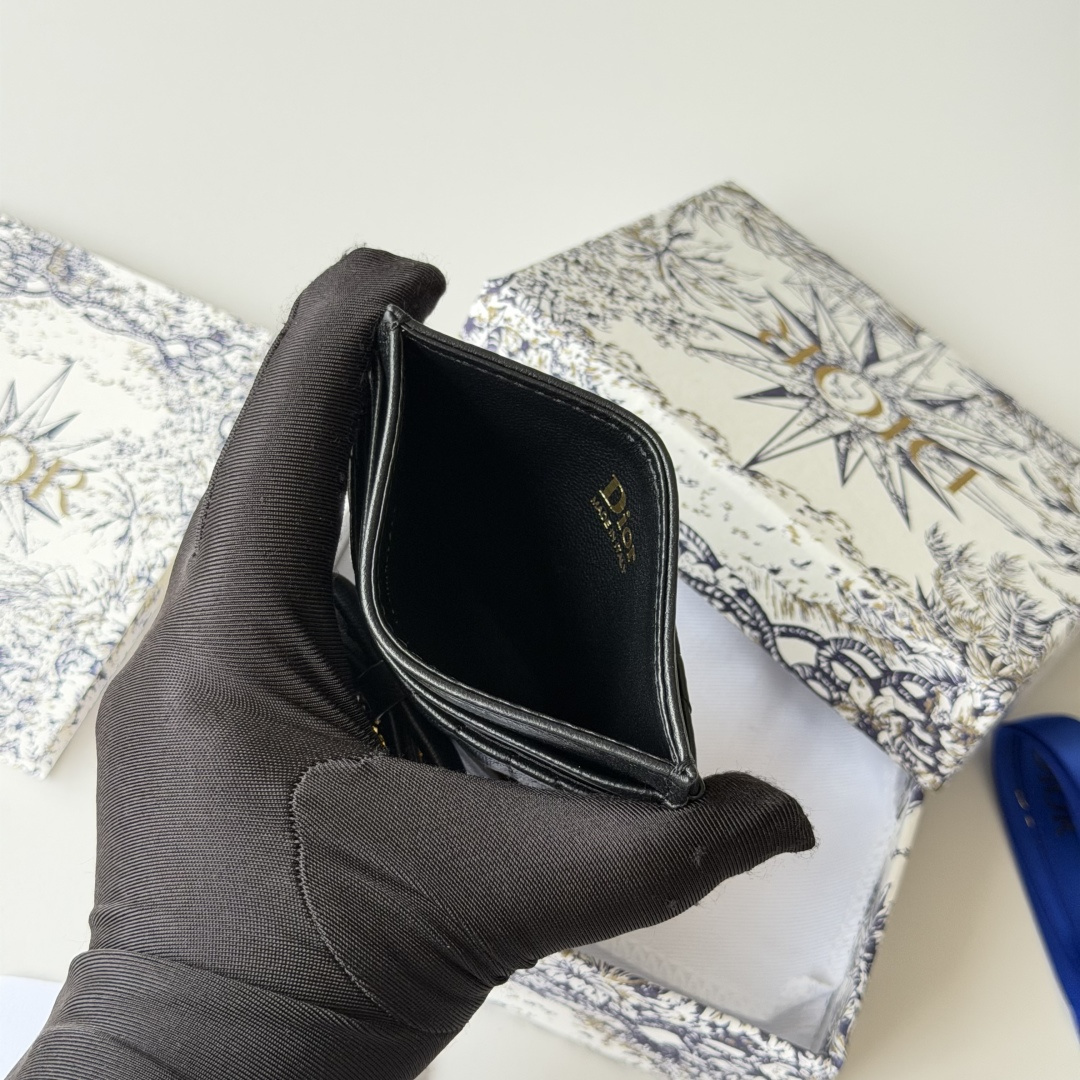 PCD 新品上架 新款🦋蝴蝶结尺寸：11.5*9*2 cm 卡片包 编号：S2064Dior专柜最新款火