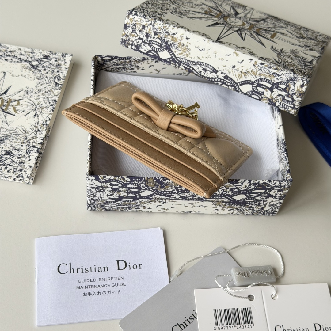 PCD 新品上架 新款🦋蝴蝶结尺寸:11.5*9*2 cm 卡片包 编号:S2064Dior专柜最新款火 PCD 新品上架 新款🦋蝴蝶结尺寸:11.5*9*2 cm 卡片包 编号:S2064Dior专柜最新款火