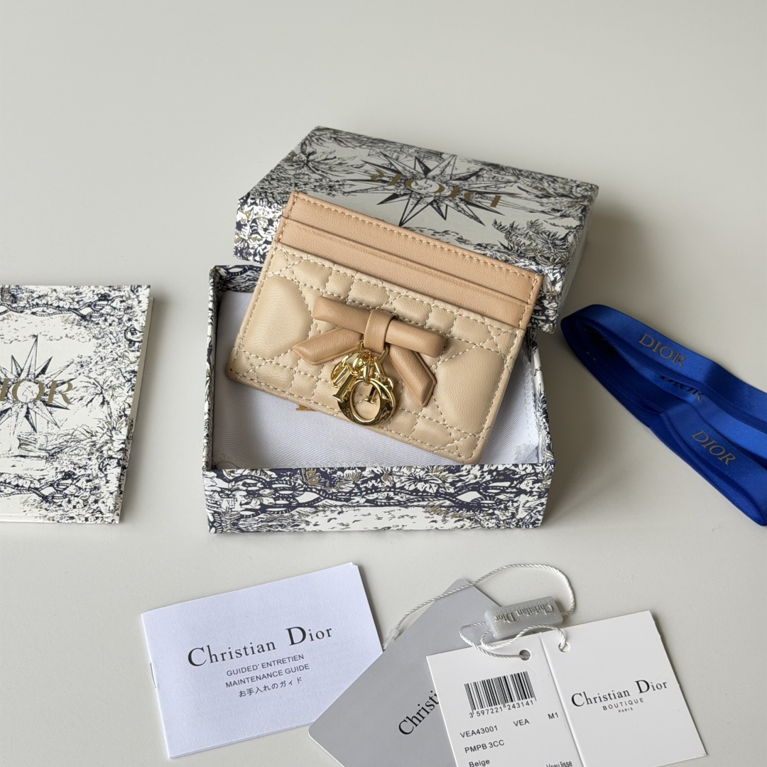 PCD 新品上架 新款🦋蝴蝶结尺寸:11.5*9*2 cm 卡片包 编号:S2064Dior专柜最新款火 PCD 新品上架 新款🦋蝴蝶结尺寸:11.5*9*2 cm 卡片包 编号:S2064Dior专柜最新款火