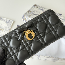 PDior 2026新品上架了 蝴蝶结🎀尺寸:19*10.5*2.5编号:S2600 小羊皮制作Dior PDior 2026新品上架了 蝴蝶结🎀尺寸:19*10.5*2.5编号:S2600 小羊皮制作Dior