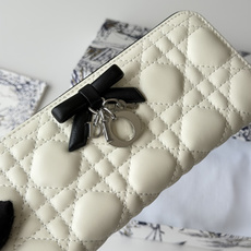 PDior 2026新品上架了 蝴蝶结🎀尺寸:19*10.5*2.5编号:S2600 小羊皮制作Dior PDior 2026新品上架了 蝴蝶结🎀尺寸:19*10.5*2.5编号:S2600 小羊皮制作Dior