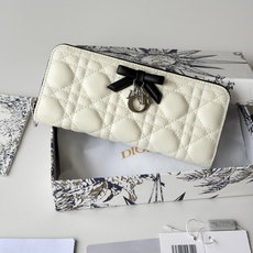 PDior 2026新品上架了 蝴蝶结🎀尺寸:19*10.5*2.5编号:S2600 小羊皮制作Dior PDior 2026新品上架了 蝴蝶结🎀尺寸:19*10.5*2.5编号:S2600 小羊皮制作Dior