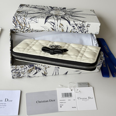 PDior 2026新品上架了 蝴蝶结🎀尺寸:19*10.5*2.5编号:S2600 小羊皮制作Dior PDior 2026新品上架了 蝴蝶结🎀尺寸:19*10.5*2.5编号:S2600 小羊皮制作Dior