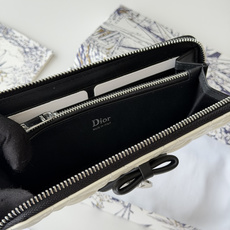 PDior 2026新品上架了 蝴蝶结🎀尺寸:19*10.5*2.5编号:S2600 小羊皮制作Dior PDior 2026新品上架了 蝴蝶结🎀尺寸:19*10.5*2.5编号:S2600 小羊皮制作Dior