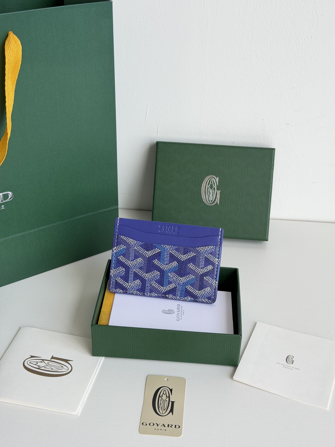 NO:853966,New color The card holder has a small and compact design, and its central pocket can store cards, documents or folded banknotes. The compact design is just right for a jacket or pants pocket. No. 3301 Dimensions 10.5 cm x 0.2 cm x 7 cm, Goya wallets, wallets, jackets & coats19860909新增颜色 卡夹的设计小巧紧凑,其中部口袋可存放卡片、证件或折叠的纸钞.袖珍小巧的设计正好适合放入夹克或裤子口袋. 编号3301 尺寸10.5 cm x 0.2 cm x 7 cm,戈雅钱包,wallets,jackets & coats,欧美剧