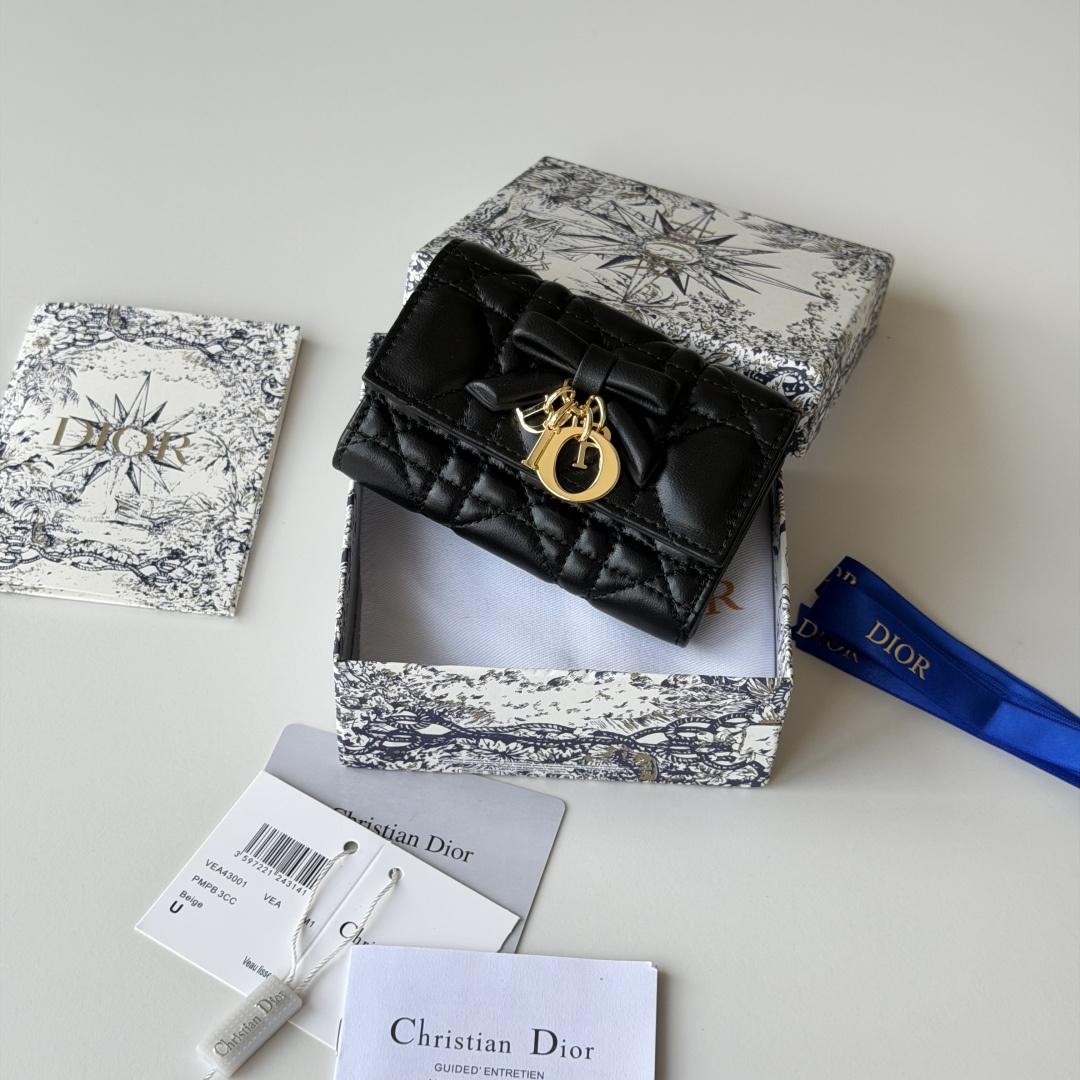 P新品发布-Lady Freesia钱包系采用柔软羊皮革等材料精心制作，搭配藤格纹缉面线，正面饰以装在性