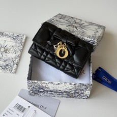 P新品发布-Lady Freesia钱包系采用柔软羊皮革等材料精心制作,搭配藤格纹缉面线,正面饰以装在性 P新品发布-Lady Freesia钱包系采用柔软羊皮革等材料精心制作,搭配藤格纹缉面线,正面饰以装在性