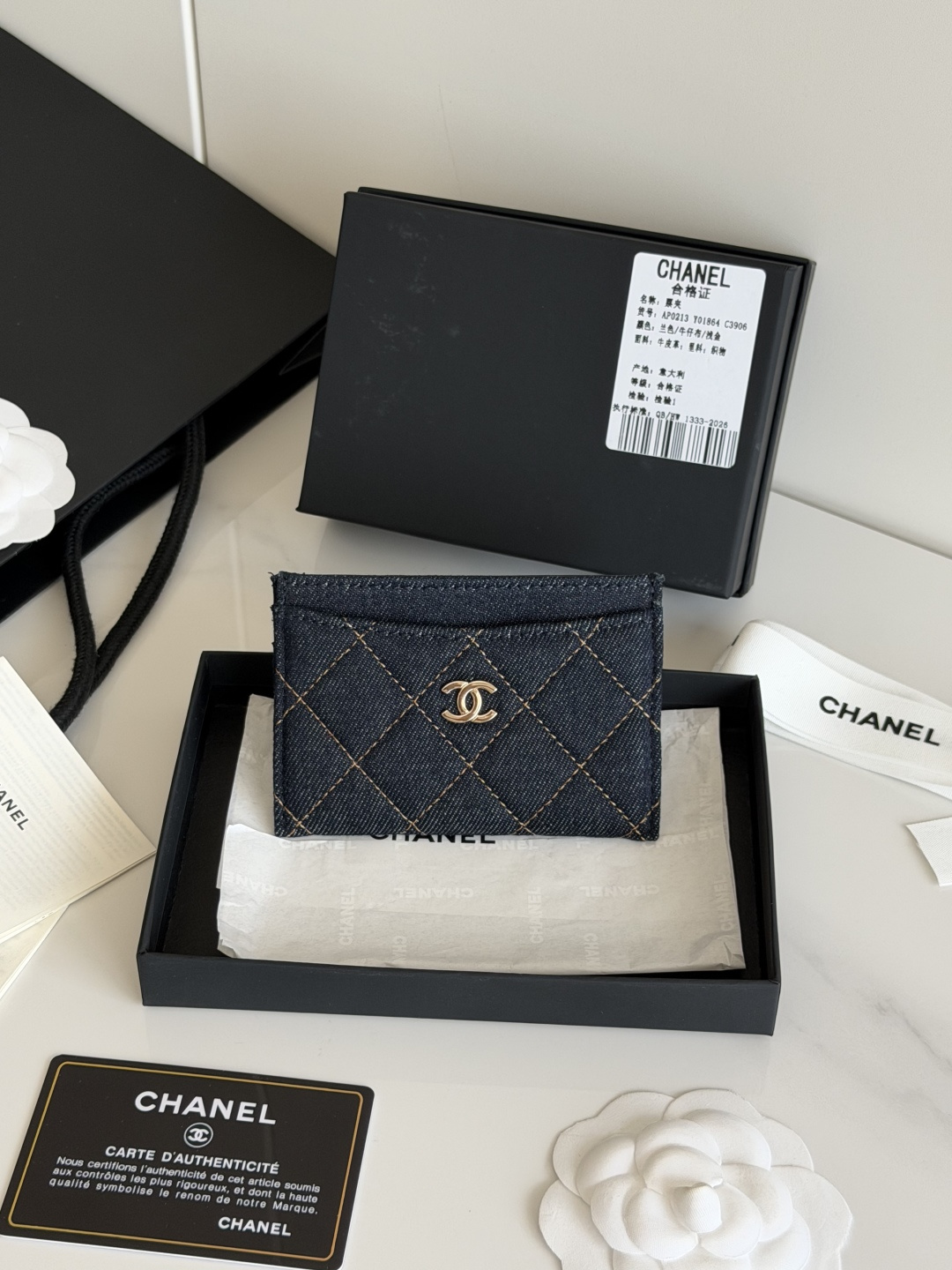 NO:920180,2026 new products on the shelves Denim series card holder made of special fabrics denim CF card holder chip card holder Chanel Grandma's classic card holder, the smallest and most exquisite card holder, a highly recommended small item for daily outings, it can hold about 10 cards, the capacity can be said to be very nice. Classic card holder!  The details are so beautiful that the complete package and colors are as shown in the picture. Style number (A) Size 11*7.5*1cm, chanel wallet, chanel, wallets198609092026新品上架 牛仔布系列之卡片包 专用面料制作 牛仔布 CF卡套 片式卡包 chanel 香奶奶经典卡包,最最最小巧精致的一款小卡包,日常出门力荐小单品,大概能装10张卡片,容量可以说很nice.、经典卡包！细节美到淋漓尽致全套包装、颜色如图所示明 款号（A） 尺寸11*7.5*1cm,chanel钱包,chanel,wallets,欧美剧