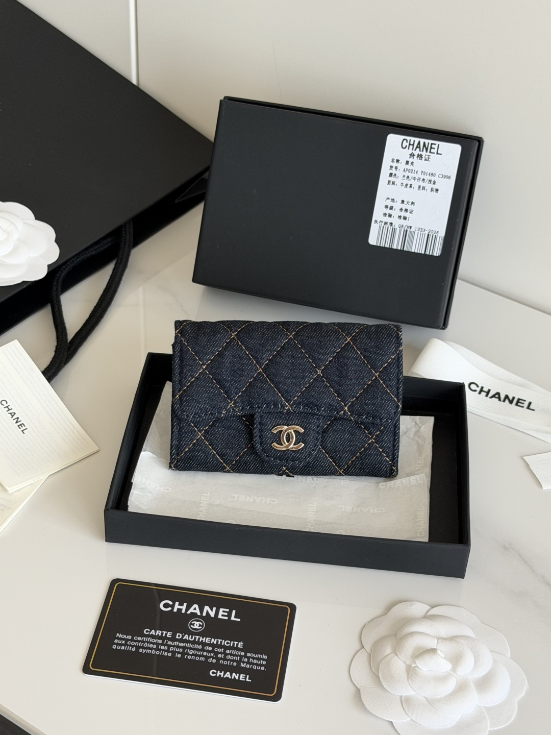 NO:920118,26 new products are on the shelves. Denim chanel CF small card holder. Made of denim special fabric. Classic CF series. New CF small card holder has arrived!  Compared with the previous classic card holder, this card holder has an extra card pocket at the back, which can store cards and change separately. It is a very practical coin purse. Model number A. Size 11*8.5*3cm, chanel wallet, chanel, wallets1986090926新品上架 牛仔布 chanel CF小卡包 牛仔布 专用面料 制作 经典CF系列 新款cf小卡包到货！这款卡包比以前那款 经典卡包后面多了个卡袋可以卡跟零钱分开装 非常很实用的一款零钱包 款号A 尺寸11*8.5*3cm,chanel钱包,chanel,wallets,欧美剧