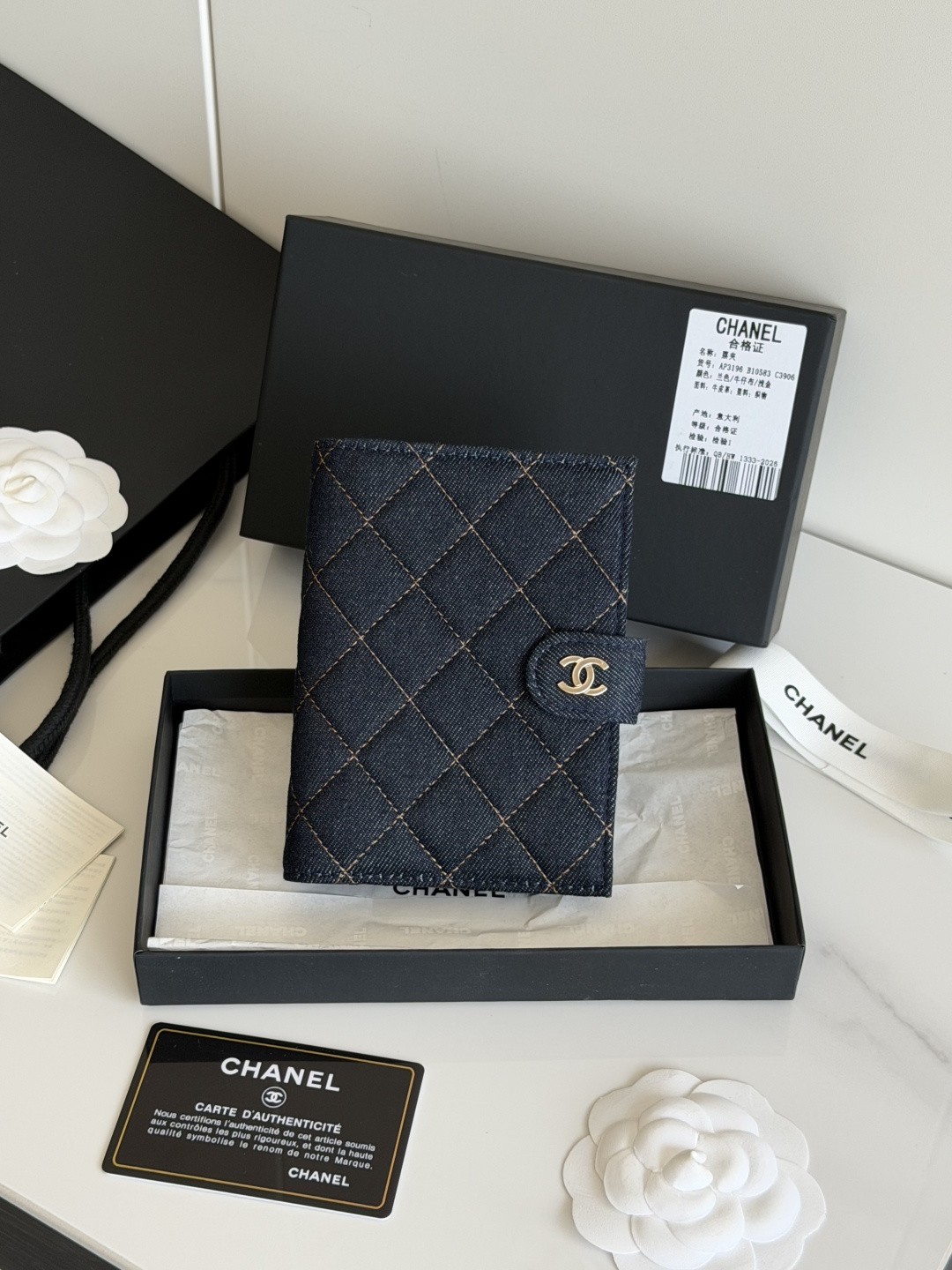 NO:920130,2026 New Product Denim Online Passport Wallet 2-in-1 Passport Holder that can hold cash, credit cards and passports. CHANEL Multifunctional Passport Holder, original quality denim special fabric Color as shown in the picture Exclusive real shot This design may also enter the classic series in the future Style number A Size 15*10*3cm., chanel wallet, chanel, wallets198609092026新品 牛仔布 上线 护照钱包 二合一 可装现金、信用卡和护照的护照夹. CHANEL 多功能护照夹、原单品质 牛仔布 专用面料 颜色如图所示明 独家实拍 这款设计以后也可能进入经典系列 款号A 尺寸15*10*3cm.,chanel钱包,chanel,wallets,欧美剧